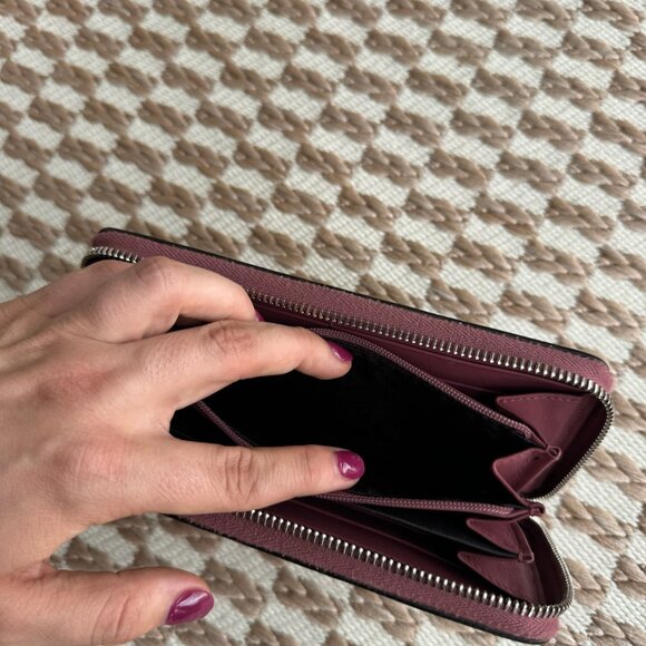 Like New Gucci Wallet - Picture 6 of 10